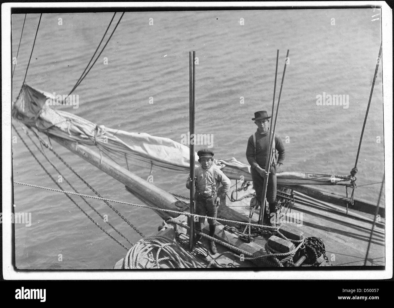 Alfred et Willie, deux jeunes pêcheurs d'huîtres à Mobile Bay. Quelques-uns, mais pas beaucoup de ces jeunes, sont trouvés sur les ostréiculteurs. Bayou la Berre, Ala, février 1911 Banque D'Images