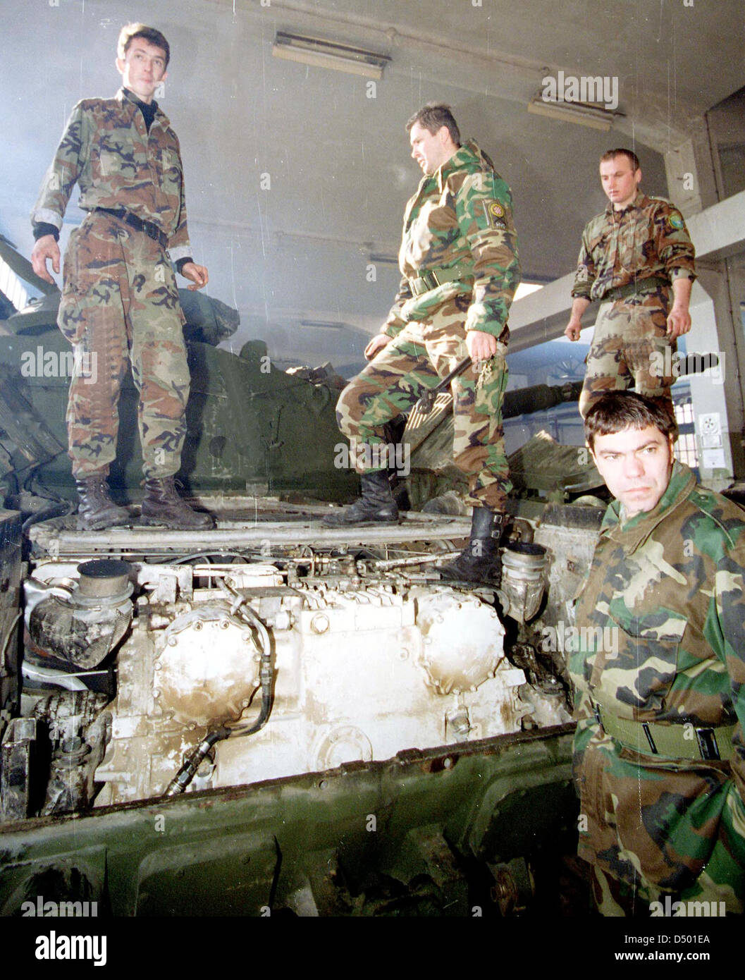 HADZICI, Bosnie, 12 décembre 1997 ----- ex-officiers militaires des États-Unis former des soldats de l'armée bosniaque et croate lors d'une formation commune et centre des opérations à la Bosnie. Le programme de formation, offerte par le gouvernement des États-Unis, est destiné à rapprocher les deux anciennes factions warrning. Banque D'Images