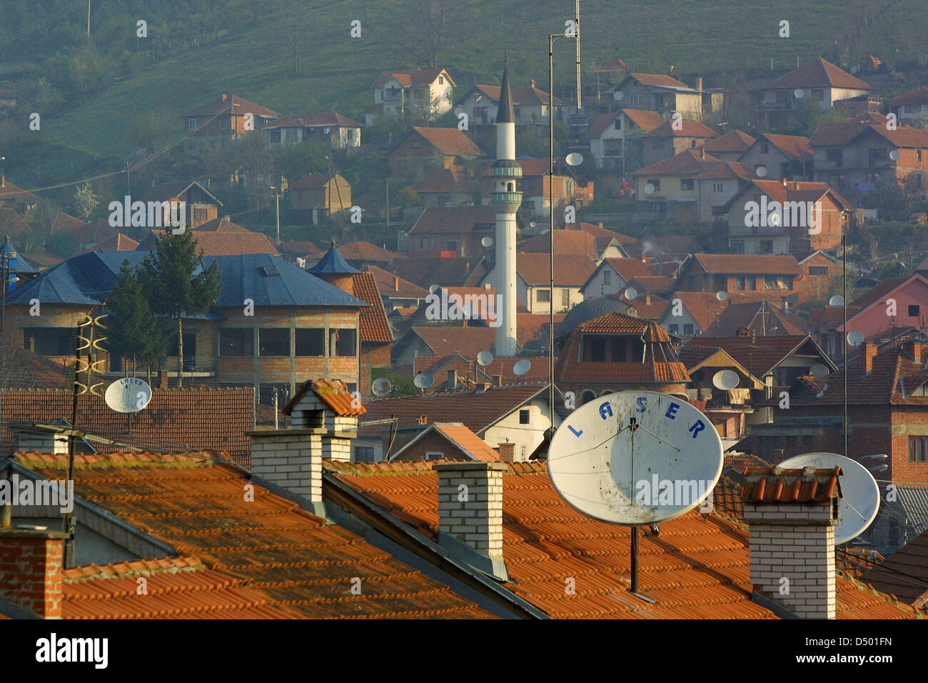 NOVI PAZAR, Yougoslavie, 27 avril 2002 ---- les antennes de télévision par satellite en concurrence pour l'attention avec l'minerettes de nombreuses mosquées musulmanes dans le sud de la ville serbe de Novi Pazar, près des frontières du Kosovo, le Monténégro et la Bosnie. Il y a eu une renaissance de l'Islam parmi les 40 millions de musulmans. Banque D'Images