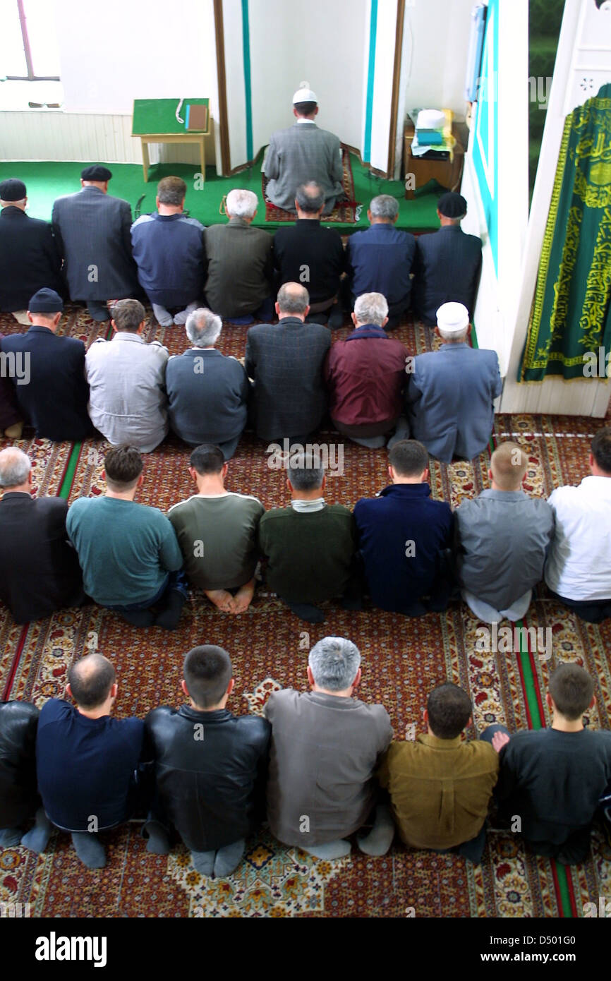 À Novi Pazar, Serbie, 28 avril 2002 ---- les hommes musulmans dans le sud de la ville serbe de Novi Pazar, près des frontières du Monténégro, le Kosovo et la Bosnie, le culte à la mosquée locale. Un renouveau religieux est en train de prendre place parmi de nombreux de l'Europe 40 millions de fidèles de l'Islam. Banque D'Images