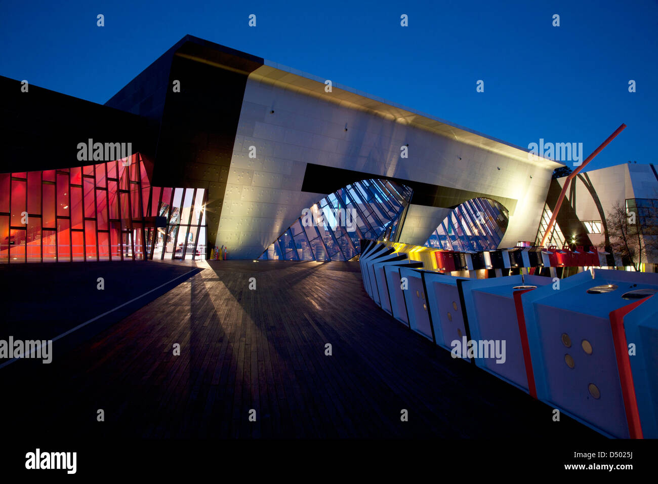 Entrée du musée national de l'Australie pendant les heures du crépuscule Canberra Australie Banque D'Images