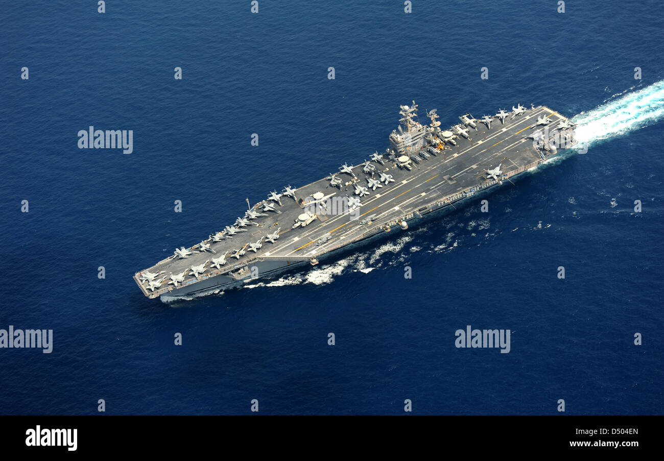 Classe Nimitz US Navy porte-avions USS Abraham Lincoln transit l'océan Indien le 18 janvier 2012. Banque D'Images