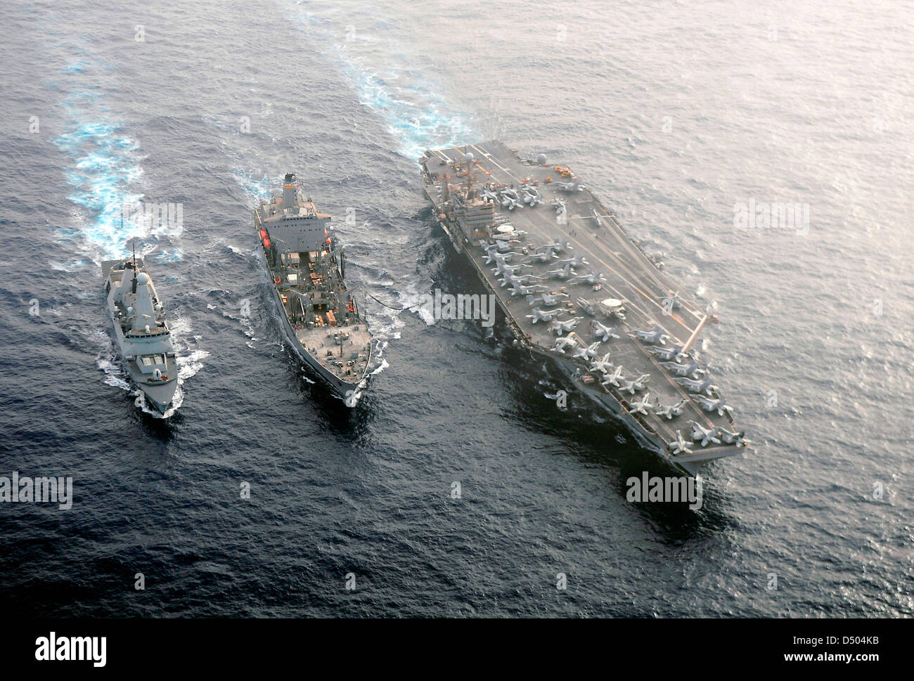 Classe Nimitz US Navy porte-avions USS Abraham Lincoln effectuer un ravitaillement en mer le 6 juin 2012 dans la mer d'Oman. Banque D'Images