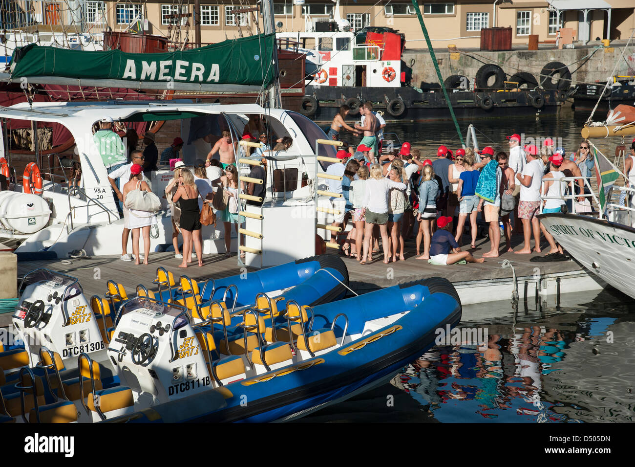 Les fêtards de la navigation de plaisance sur le quai du V&A Waterfront à Cape Town Afrique du Sud Banque D'Images