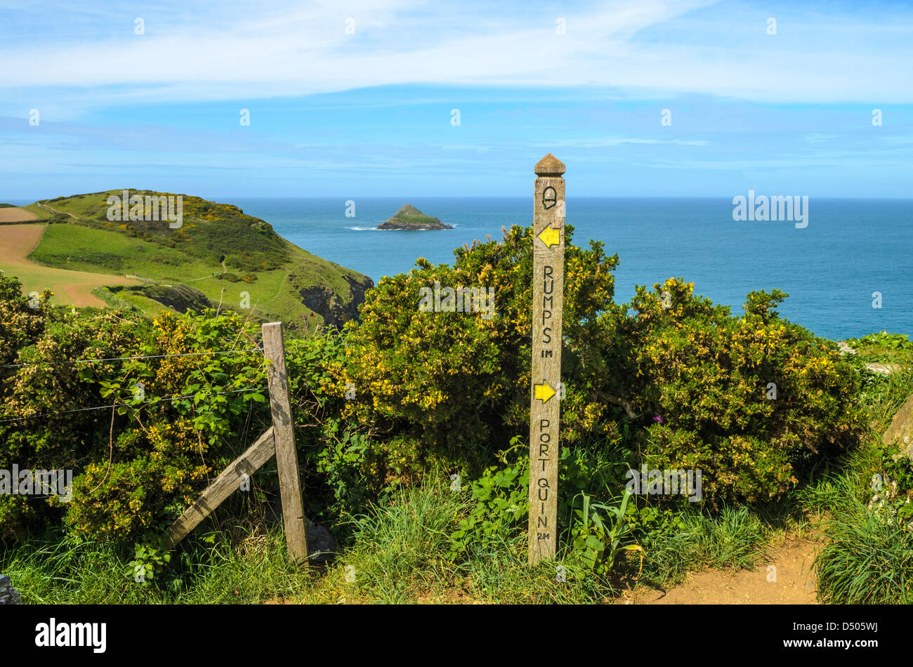 Panneau sur le South West Coast Path près de Port Quin, Cornwall, Angleterre. Banque D'Images