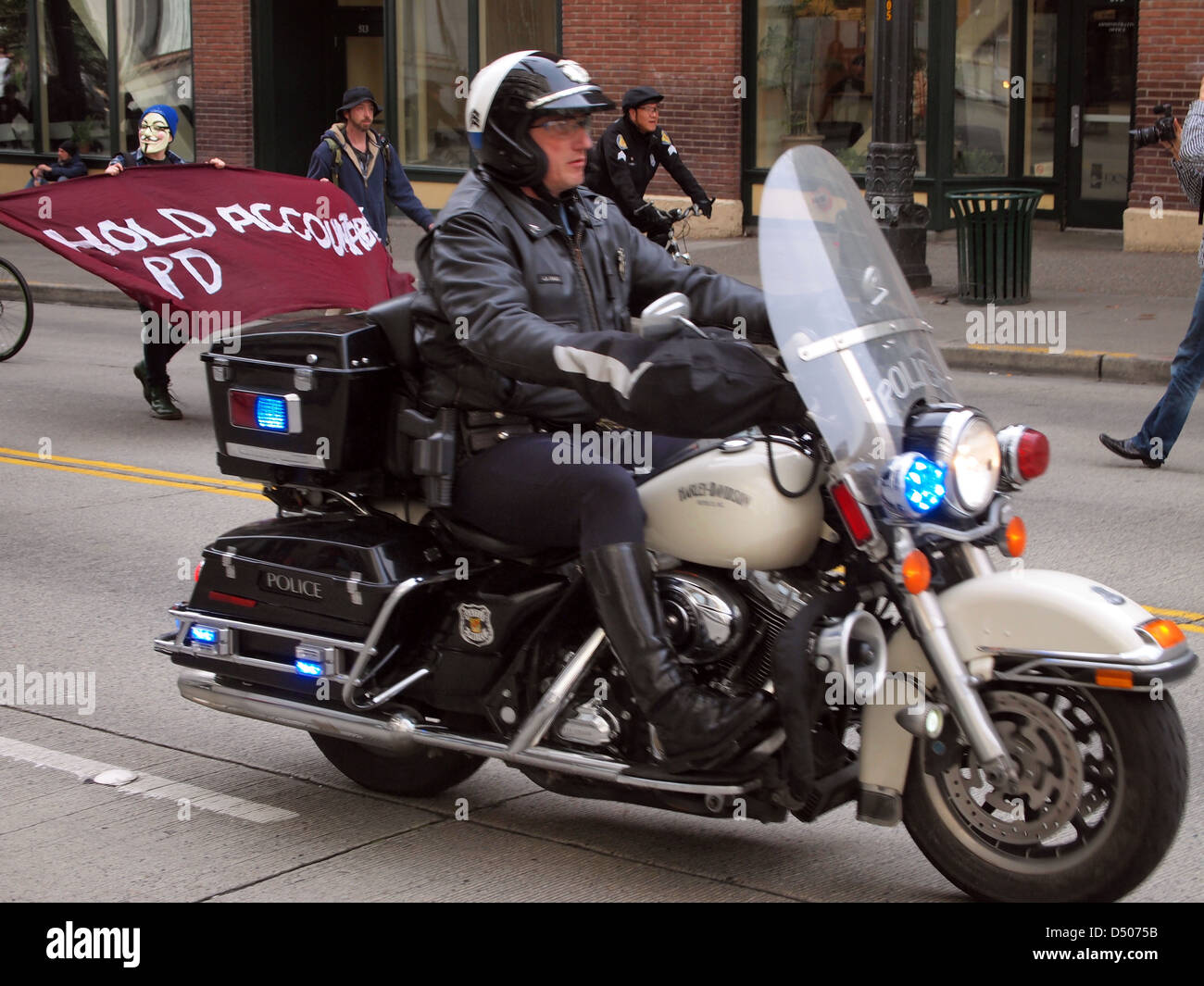 Seattle Police Department un motocycliste lors d'une démonstration de la police anti au centre-ville de Seattle, Washington, USA Banque D'Images