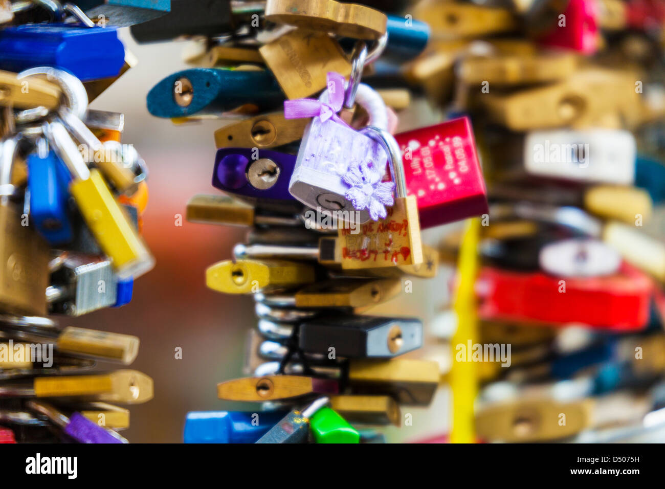 Un joli cadenas, un des nombreux symboles de l'amour éternel dans Malá Strana, petite ville ancienne, Prague, République Tchèque Banque D'Images