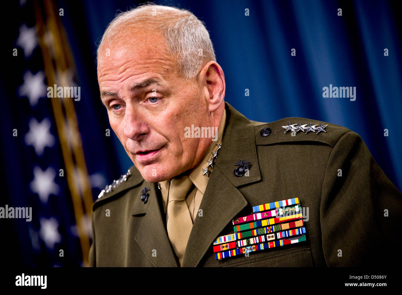 Le Sud nous Command, le général John F. Kelly informe les médias sur l'état actuel de l'US Southern Command étrangères au Pentagone le 20 mars 2013 à Arlington, VA. Les commentaires de Kelly a eu lieu le 10e anniversaire de l'invasion de l'Irak. Banque D'Images