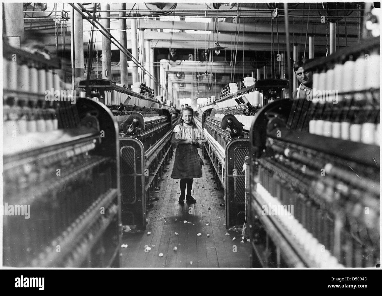 Une photographie de décembre 1908 montre un petit enfant travaillant à Mollahan Mills, une usine connue pour exploiter le travail des enfants au début du XXe siècle. L'image fait partie de la documentation du Comité national du travail des enfants sur les conditions de travail. Banque D'Images Une photographie de décembre 1908 montre un petit enfant travaillant à Mollahan Mills, une usine connue pour exploiter le travail des enfants au début du XXe siècle. L'image fait partie de la documentation du Comité national du travail des enfants sur les conditions de travail. Banque D'Images