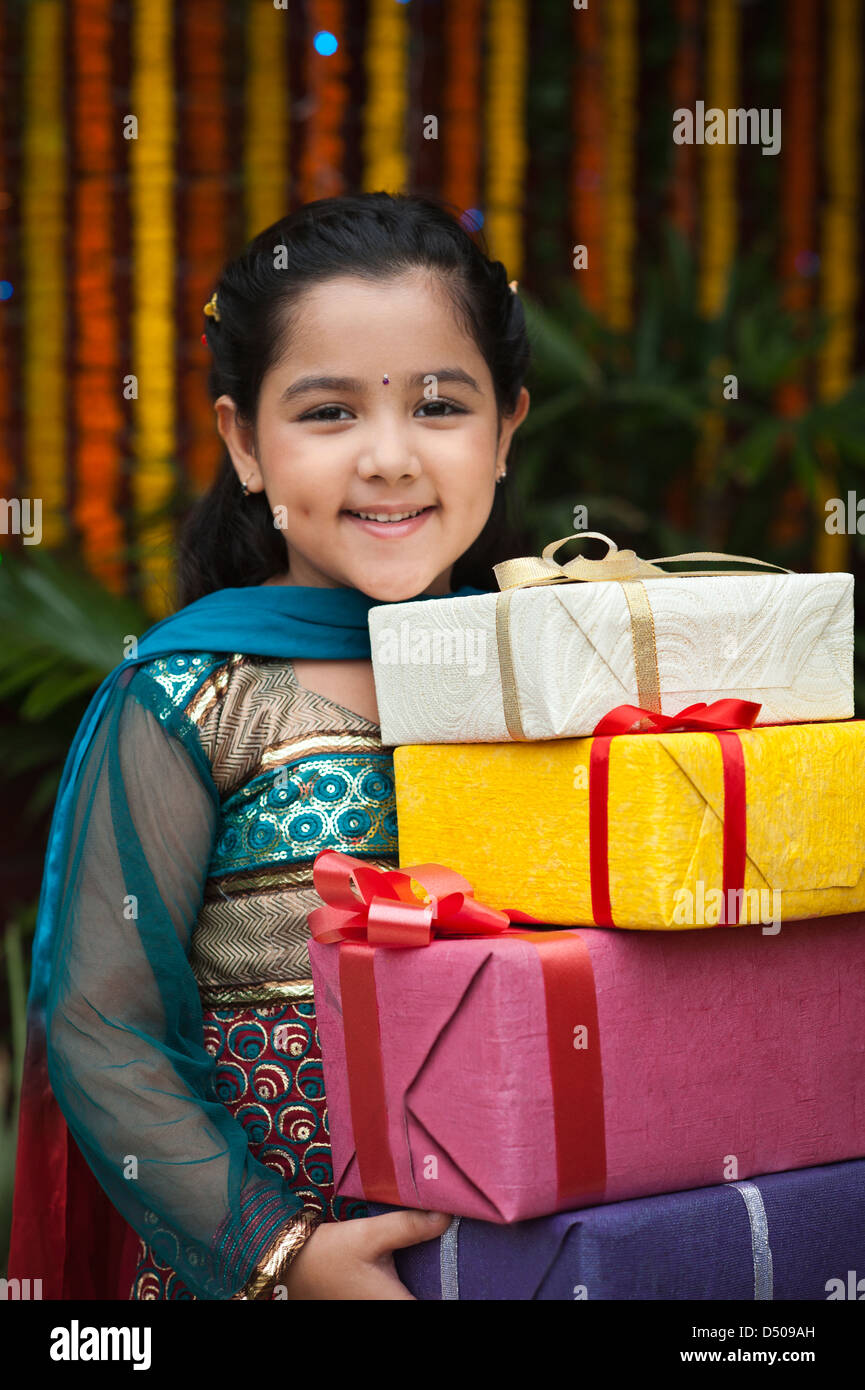 Girl holding une pile de cadeaux de Diwali Banque D'Images