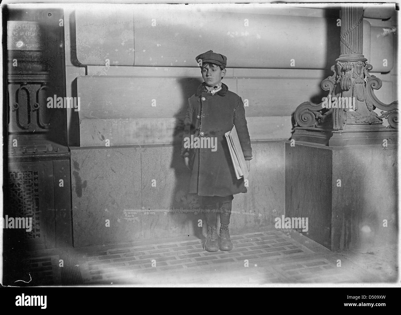 Harry Weber, un Hartford Newsboy. A 13 ans et seulement 48 pouces de haut. Été en Amérique 1 1/2 ans. Photo à 7 H Hartford, Conn, mars 1909 Banque D'Images