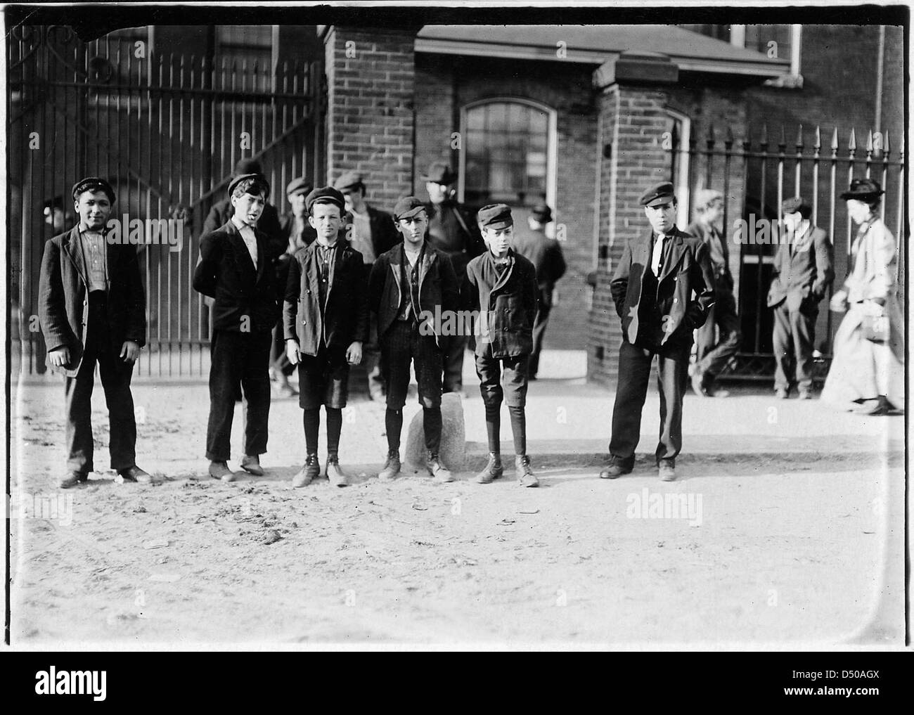 Plus petit garçon est Joseph Fortin. Sa mère (à la maison) a dit qu'il est de 14 ans. Il n'a pas l'air, Mai 1909 Banque D'Images