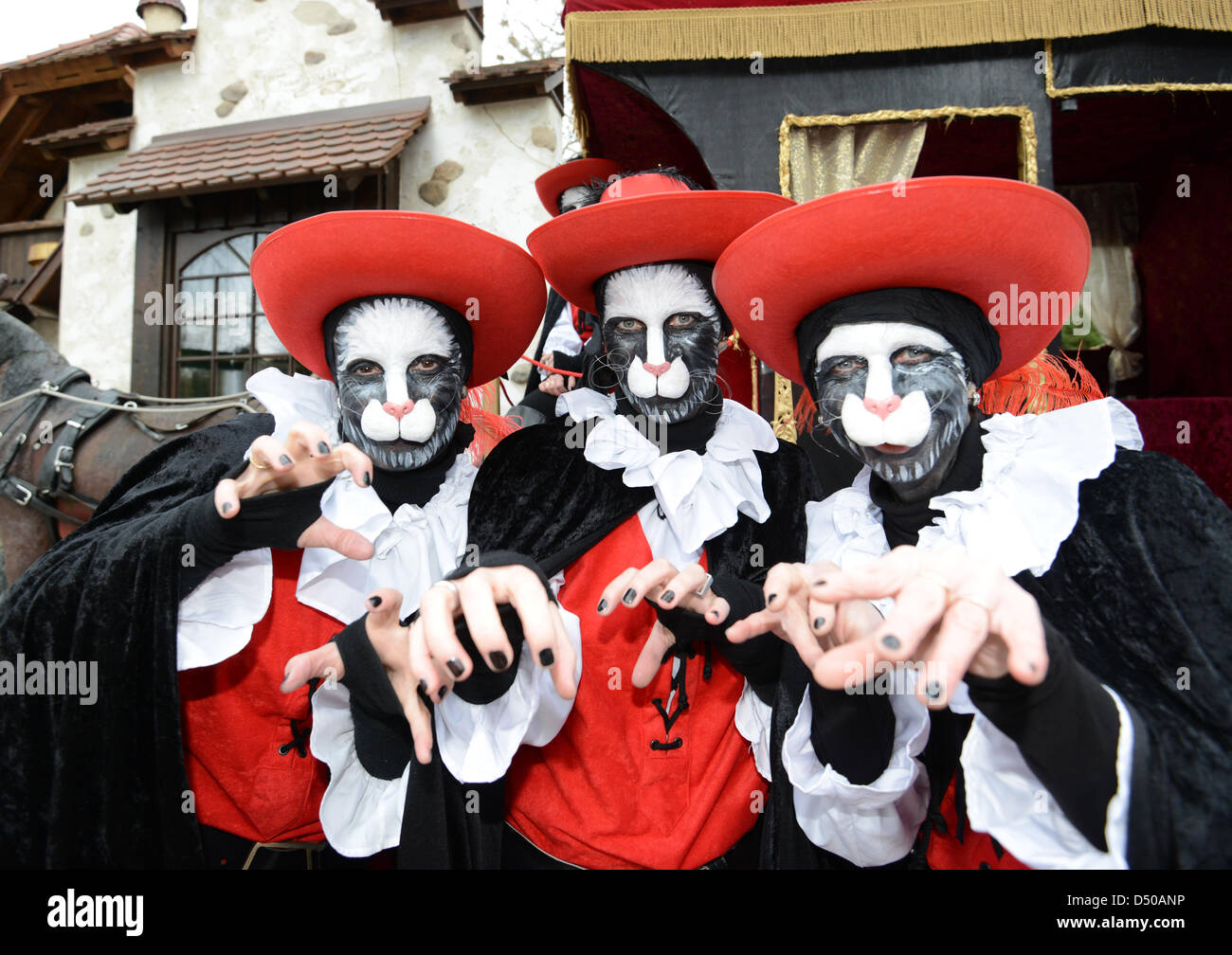 Acteurs D Interpreter Une Scene Du Conte Le Chat Botte Des Freres Grimm A Europapark A Rust Allemagne 21 Mars 13 Le Plus Grand Parc A Theme D Allemagne Se Concentrera Sur Les Freres