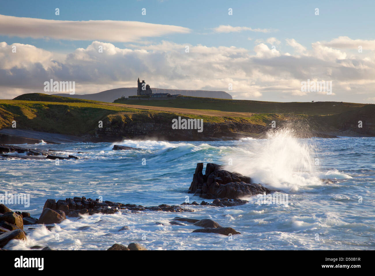 Vagues se brisant sous Classiebawn Mullaghmore Head, château, Comté de Sligo, Irlande. Banque D'Images