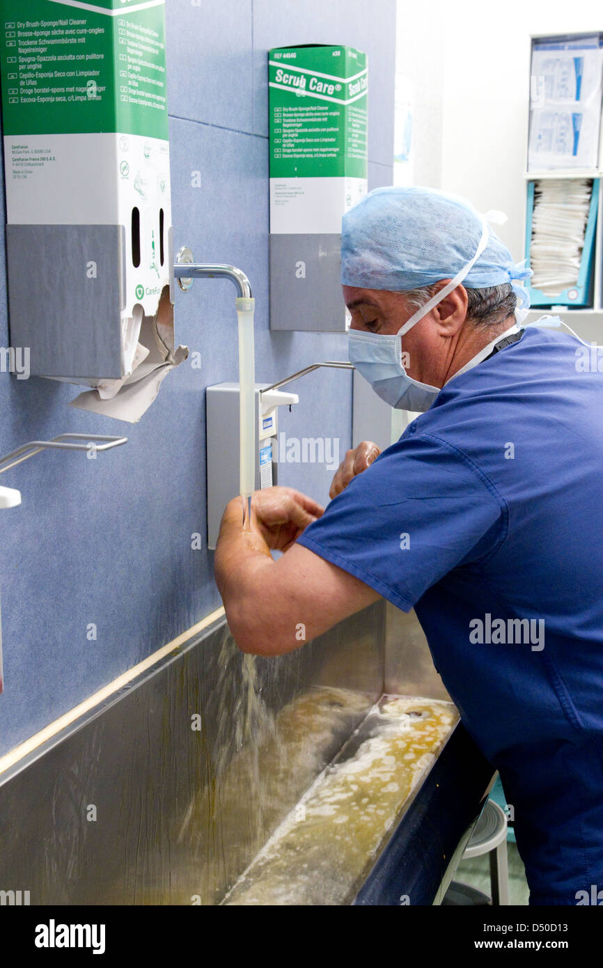 Chirurgien de l'hôpital, se laver les mains et les bras Banque D'Images