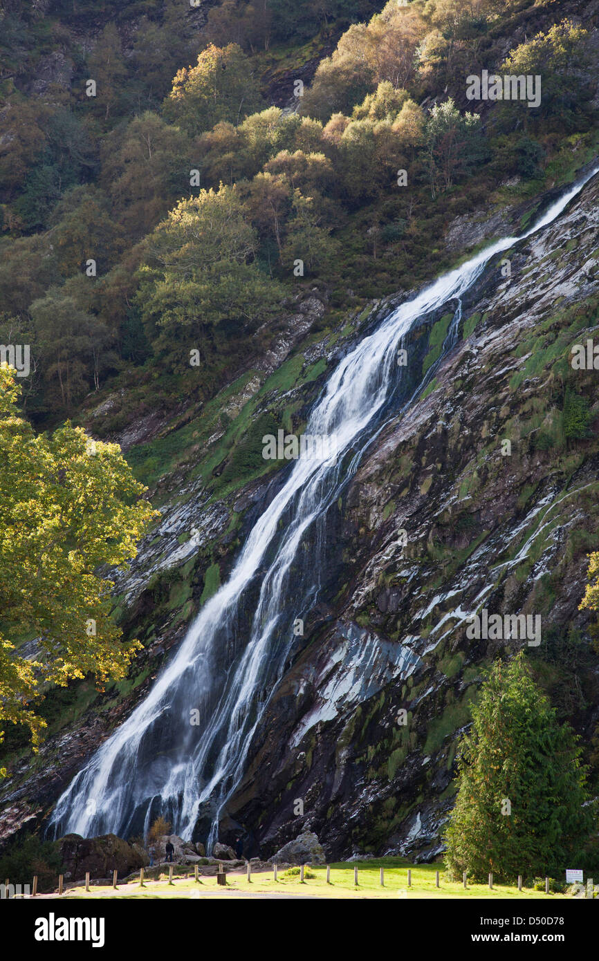Powerscourt Waterfall, la plus haute cascade de l'Irlande, le comté de Wicklow, en Irlande. Banque D'Images