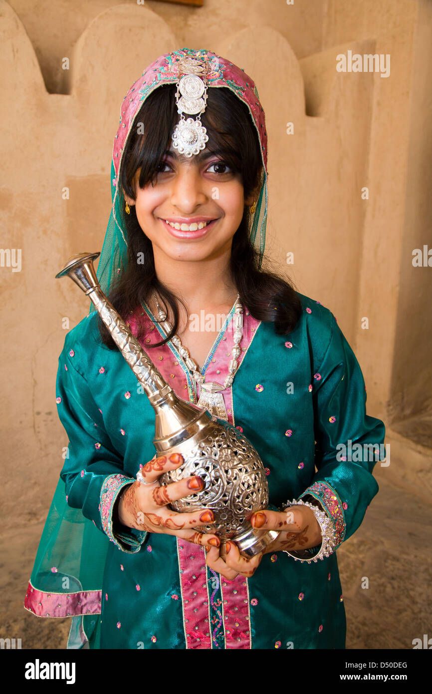 Une jolie jeune fille omanaise avec tatouages au henné portant un costume traditionnel et coiffure Banque D'Images