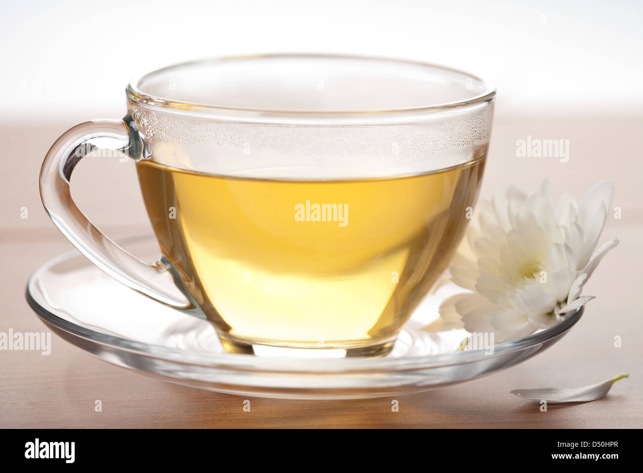 Tasse de thé vert et de fleur blanche Banque D'Images