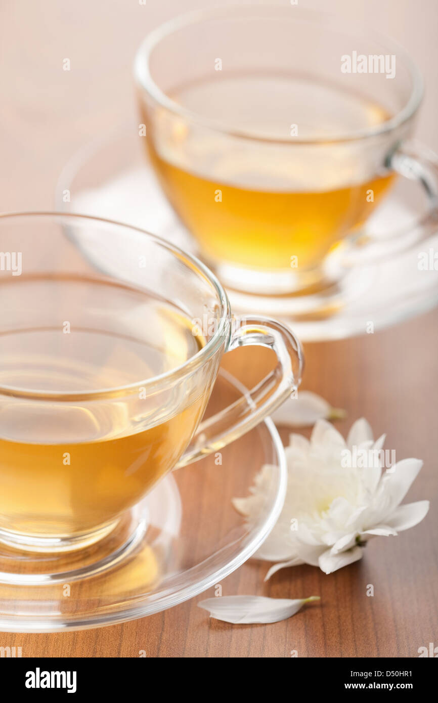 Tasse de thé vert et de fleur blanche Banque D'Images