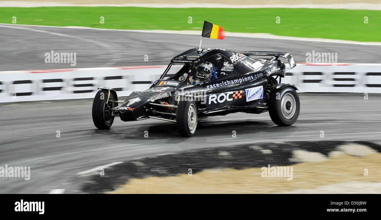 Le pilote Belge Bertrand Baguette, Champion de la World Series by Renault en 2009 conduit sa voiture pendant la Course des champions à l'Esprit Arena de Düsseldorf, Allemagne, 27 novembre 2010. Photo : Julian Stratenschulte Banque D'Images