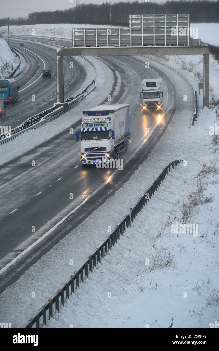 La difficulté de la circulation grâce à blizzard de l'hiver sur a1/ m d'autoroute près de Leeds yorkshire uk Banque D'Images