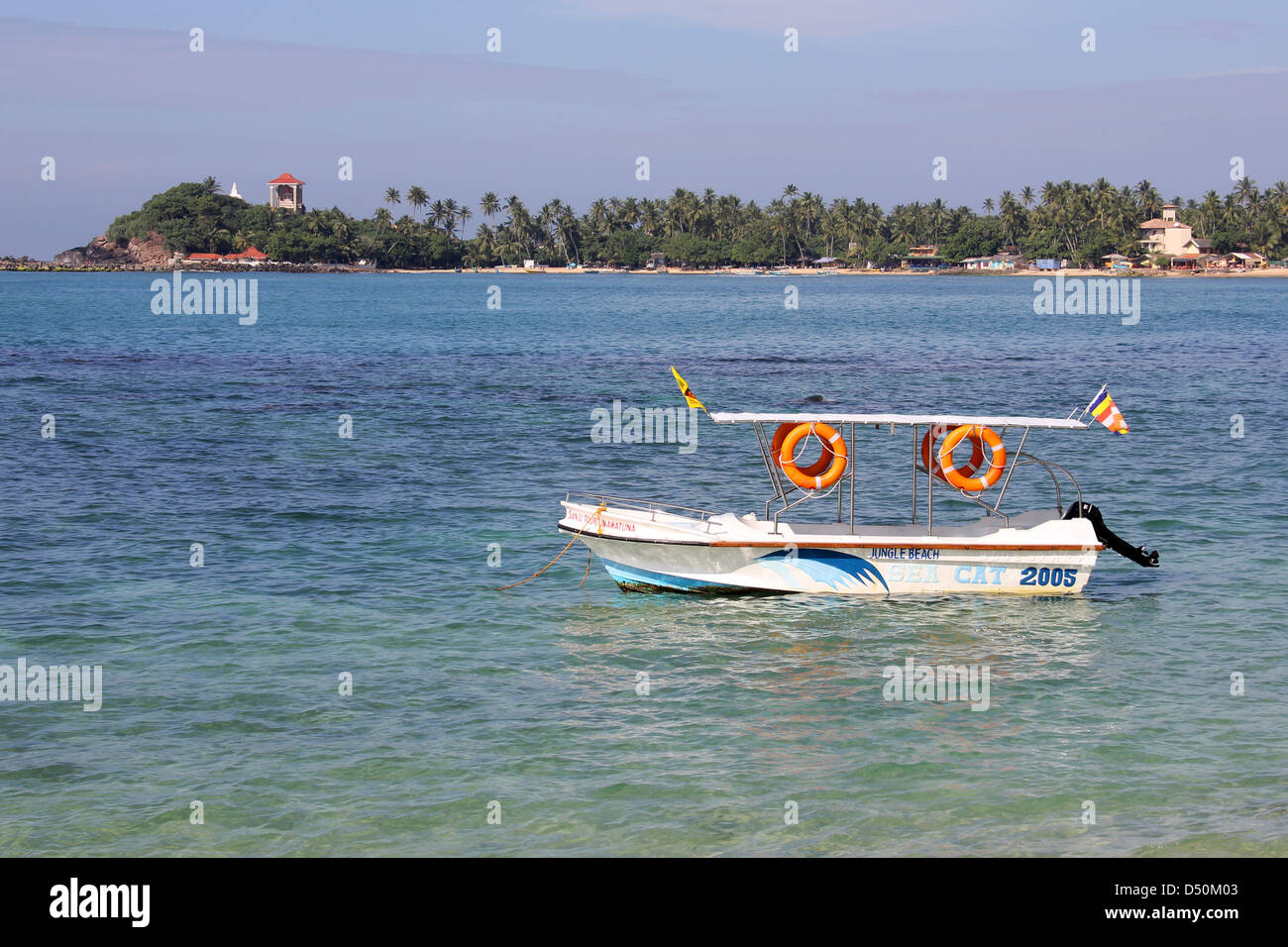 Petit bateau ancré dans la mer au large de la plage Unawatuna, Sri Lanka Banque D'Images