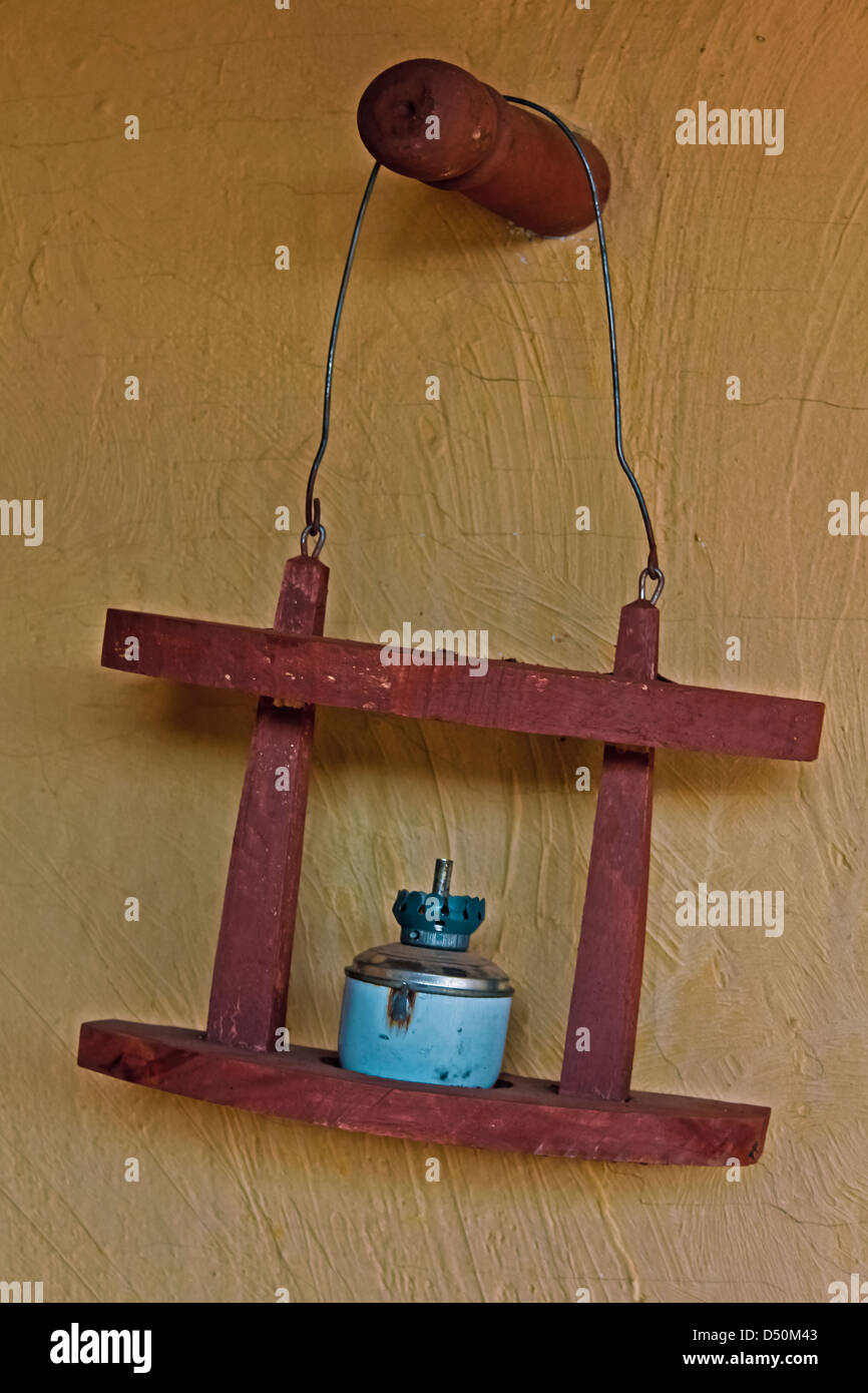 Ancienne lampe à pétrole dans un support en bois, la pendaison, l'Inde Banque D'Images
