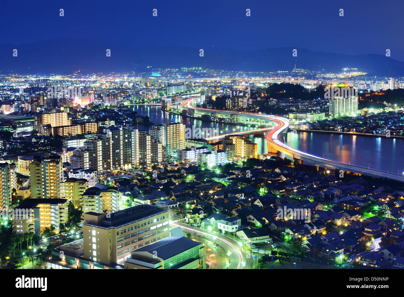 Toits de Fukuoka, Japon la nuit. Banque D'Images