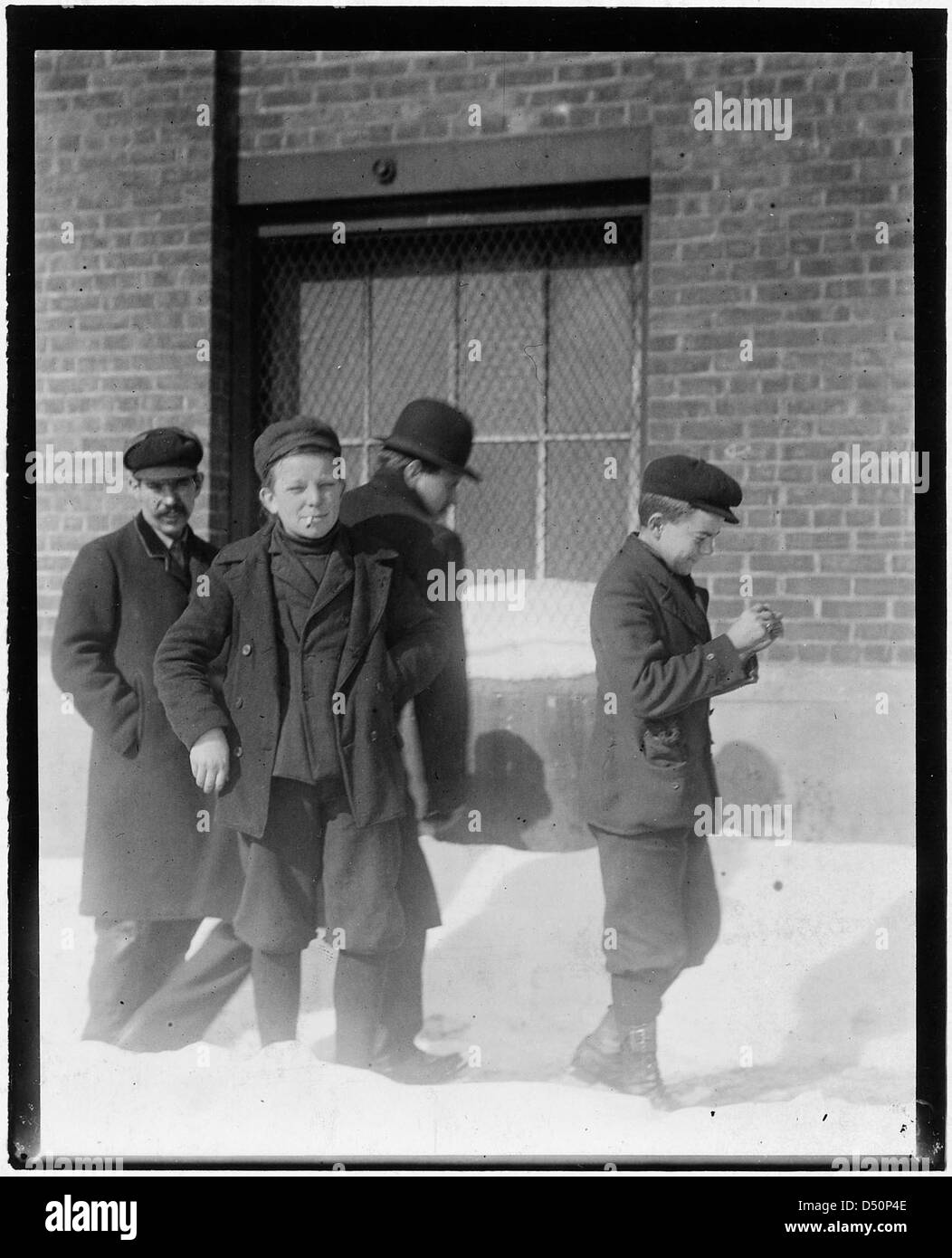 Les garçons d'aller travailler à l'American Locomotive Works. Schenectady, New York, Février 1910 Banque D'Images