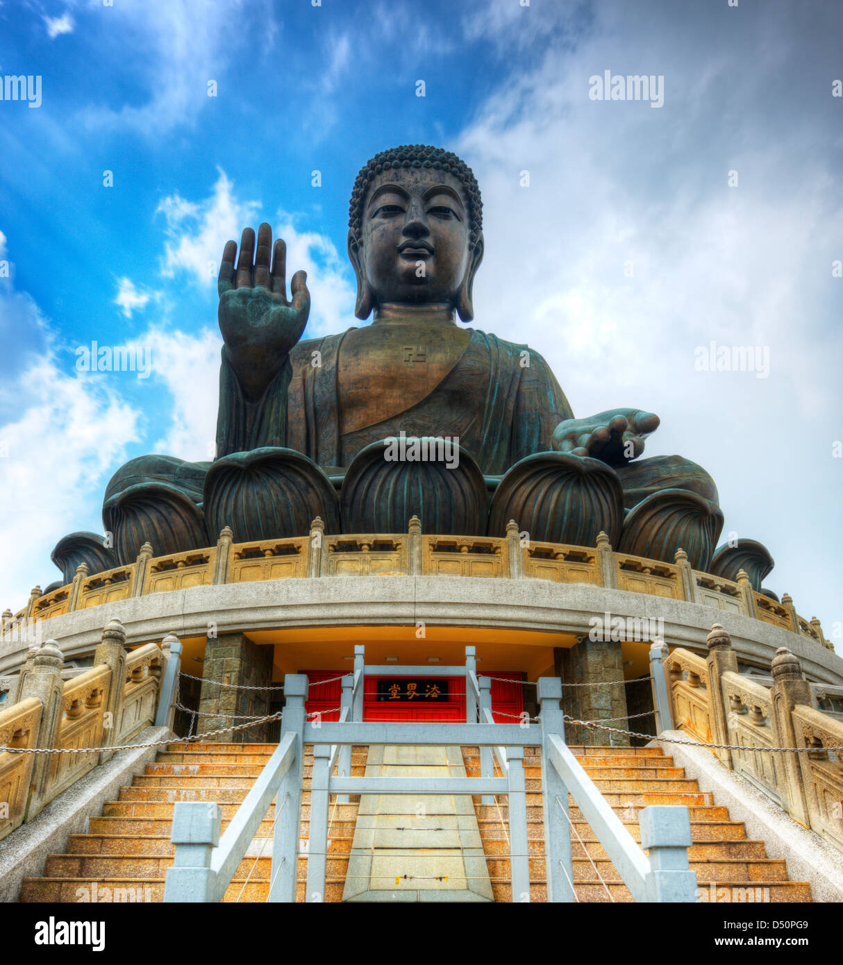 Tian Tan Buddha (Grand Bouddha) est une statue de Bouddha situé à 34 mètres sur l'île de Lantau à Hong Kong. Banque D'Images