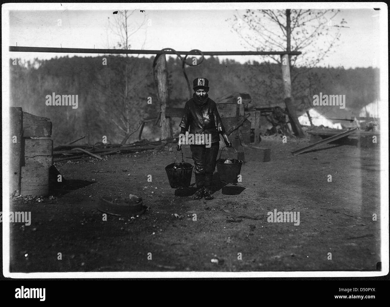 Shorpy ; un graisseur sur le tipple à Bessie Mine, Alabama. Porte deux seaux lourds de graisse et est souvent d'être écrasé par les voitures, Novembre 1910 Banque D'Images