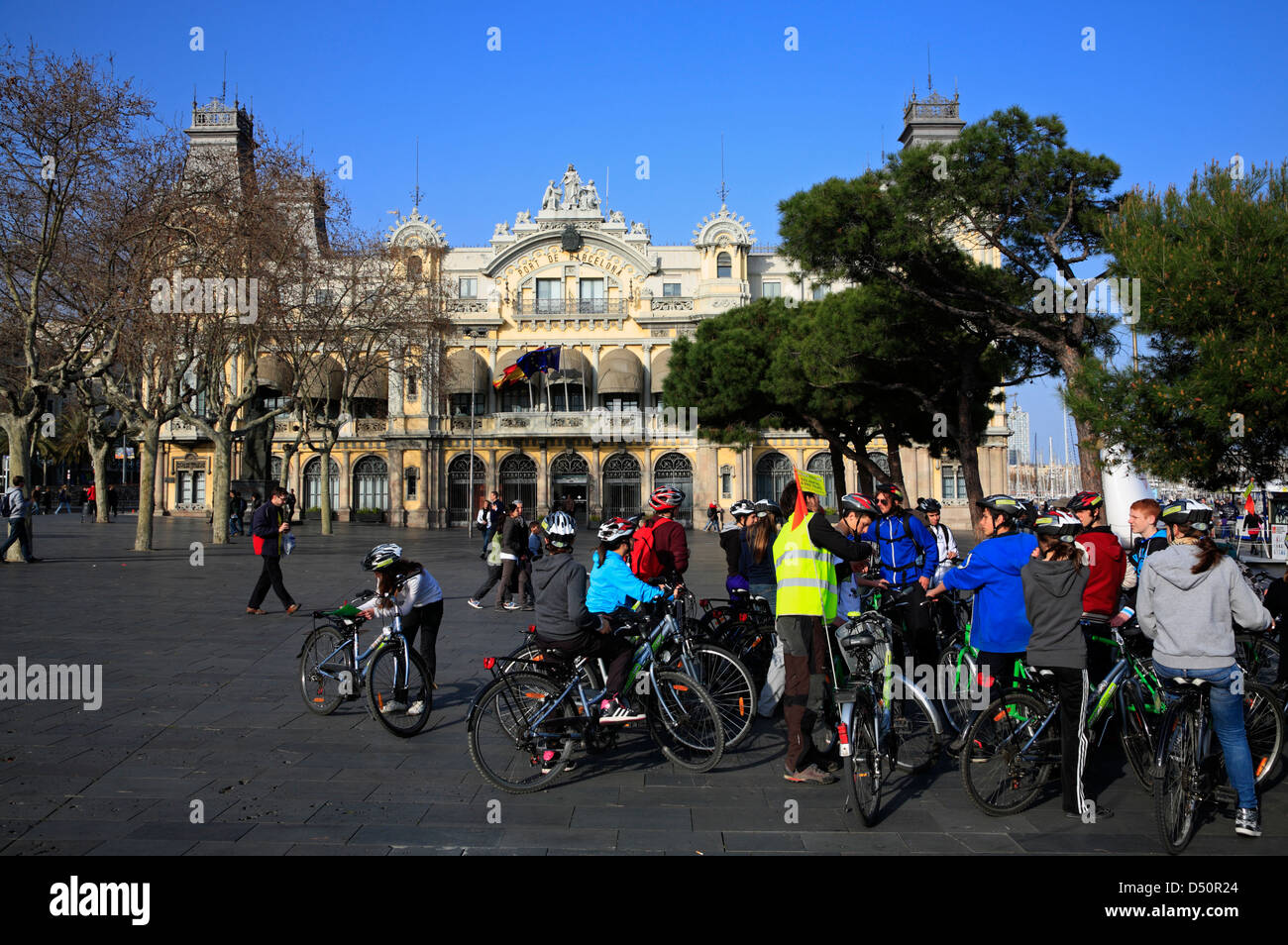 Visite guidée en vélo à Placa del Portal de la Pau à l'harbour, Barcelone, Espagne Banque D'Images Visite guidée en vélo à Placa del Portal de la Pau à l'harbour, Barcelone, Espagne Banque D'Images