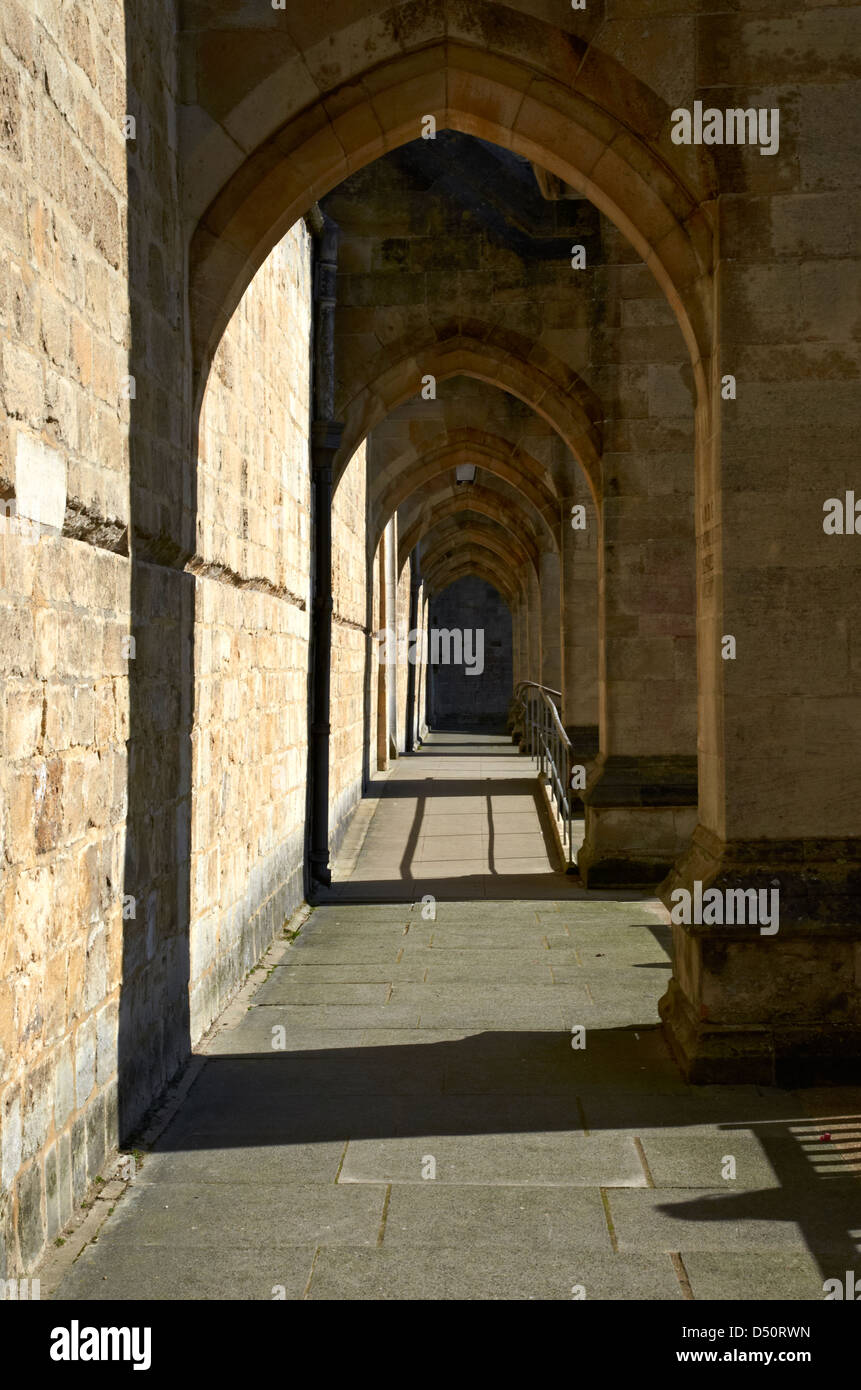 Voir à travers les arcs-boutants, côté sud de la cathédrale de Winchester, Hampshire, Angleterre Banque D'Images