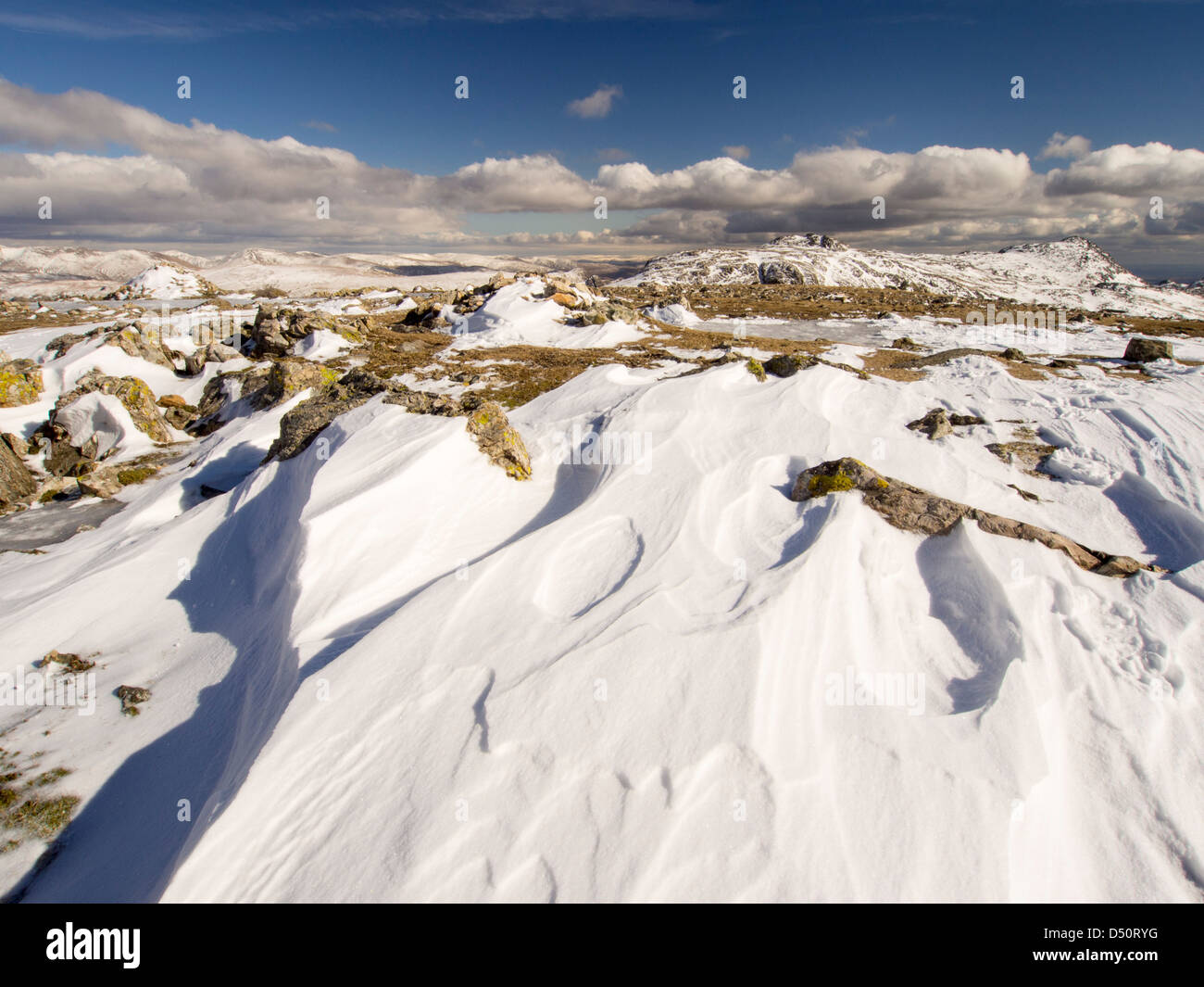Les amoncellements de neige sur Scafell Pike, Lake District, UK. Banque D'Images