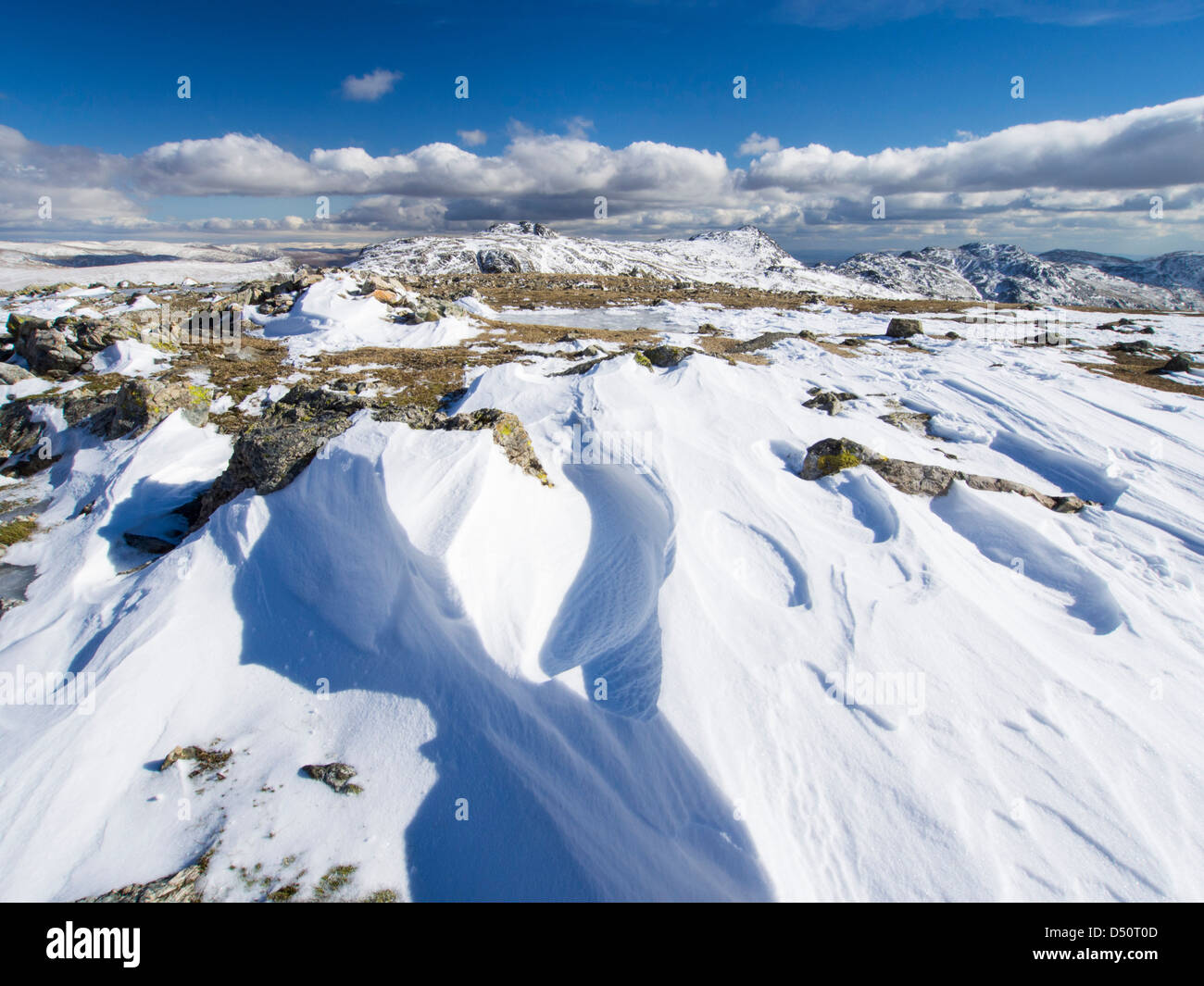 Les amoncellements de neige sur Scafell Pike, Lake District, UK. Banque D'Images