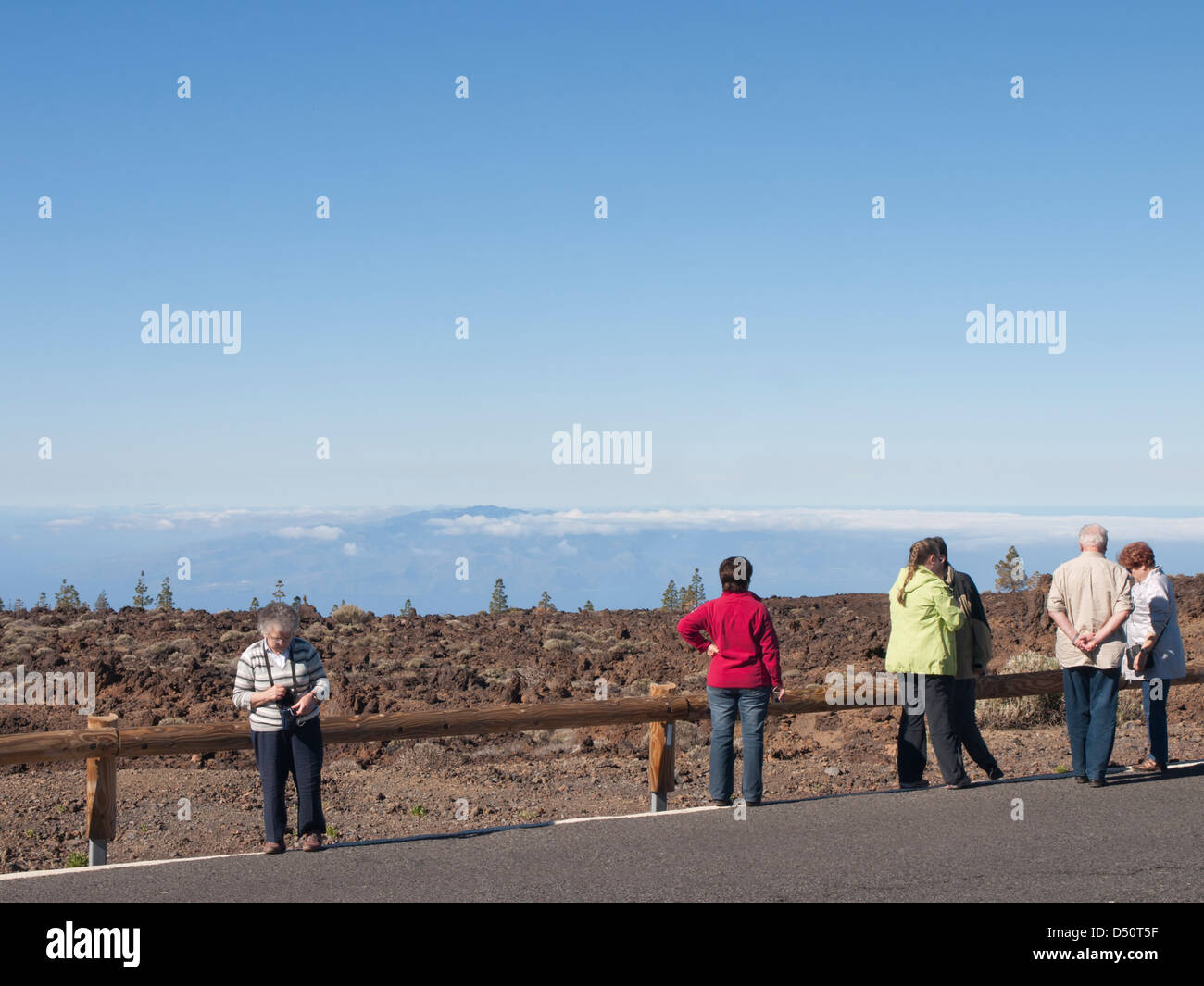 Les touristes sur le côté de la route de Teide à Tenerife Espagne, plus les nuages, vue de Gomera et paysage de lave Banque D'Images