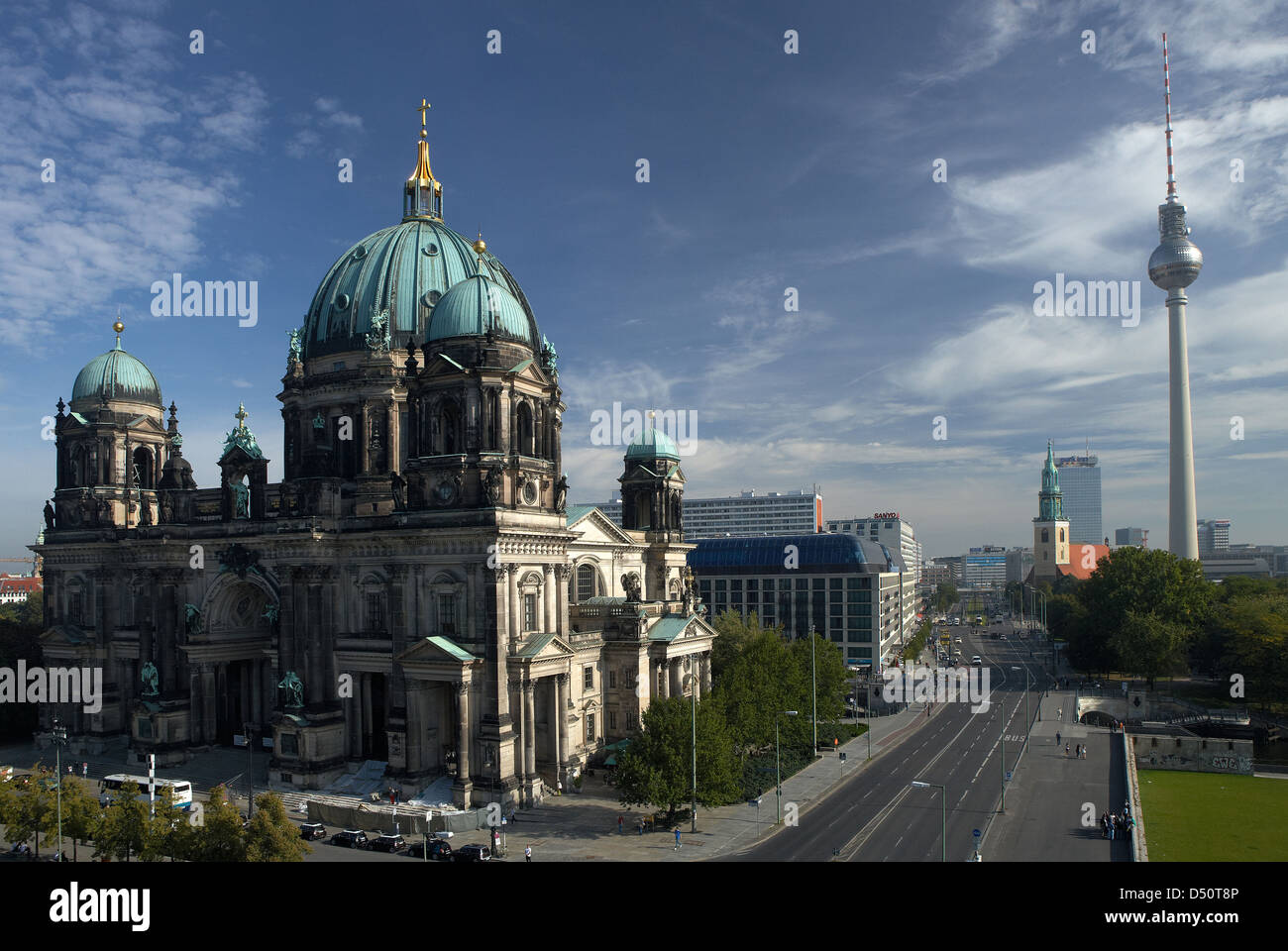 Berlin, Allemagne, la cathédrale de Berlin et Karl-Liebknecht-Strasse Banque D'Images