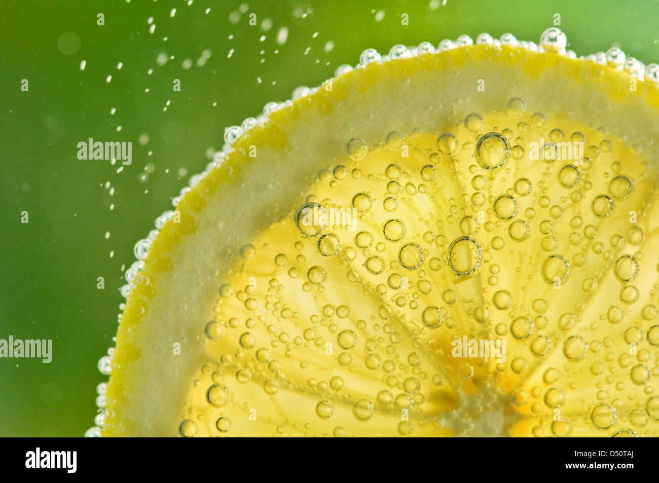 Citron avec bulles sur fond vert Banque D'Images