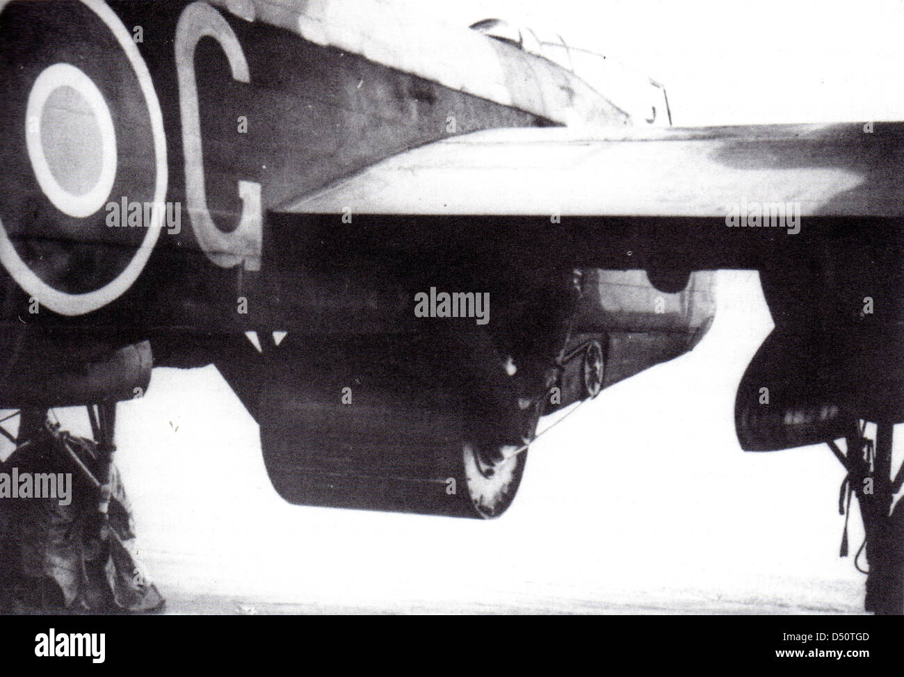 Réprimander l'opération : l'attaque sur la Moehne, Eder et Sorpe barrages par no 617 Squadron RAF dans la nuit du 16/17 mai 1943. Une pratique 10,000 lbs 'Entretien' arme attaché à la soute à bombe de Wing Commander Guy Gibson Type 464 Avro Lancaster (provisionnement), Banque D'Images