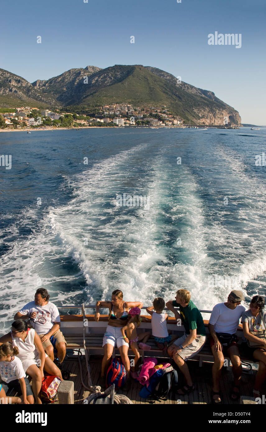 Les touristes sur un bateau naviguant le long de la célèbre côte de Cala Gonone, Dorgali, Orosei Golfe, Sardaigne, Italie Banque D'Images