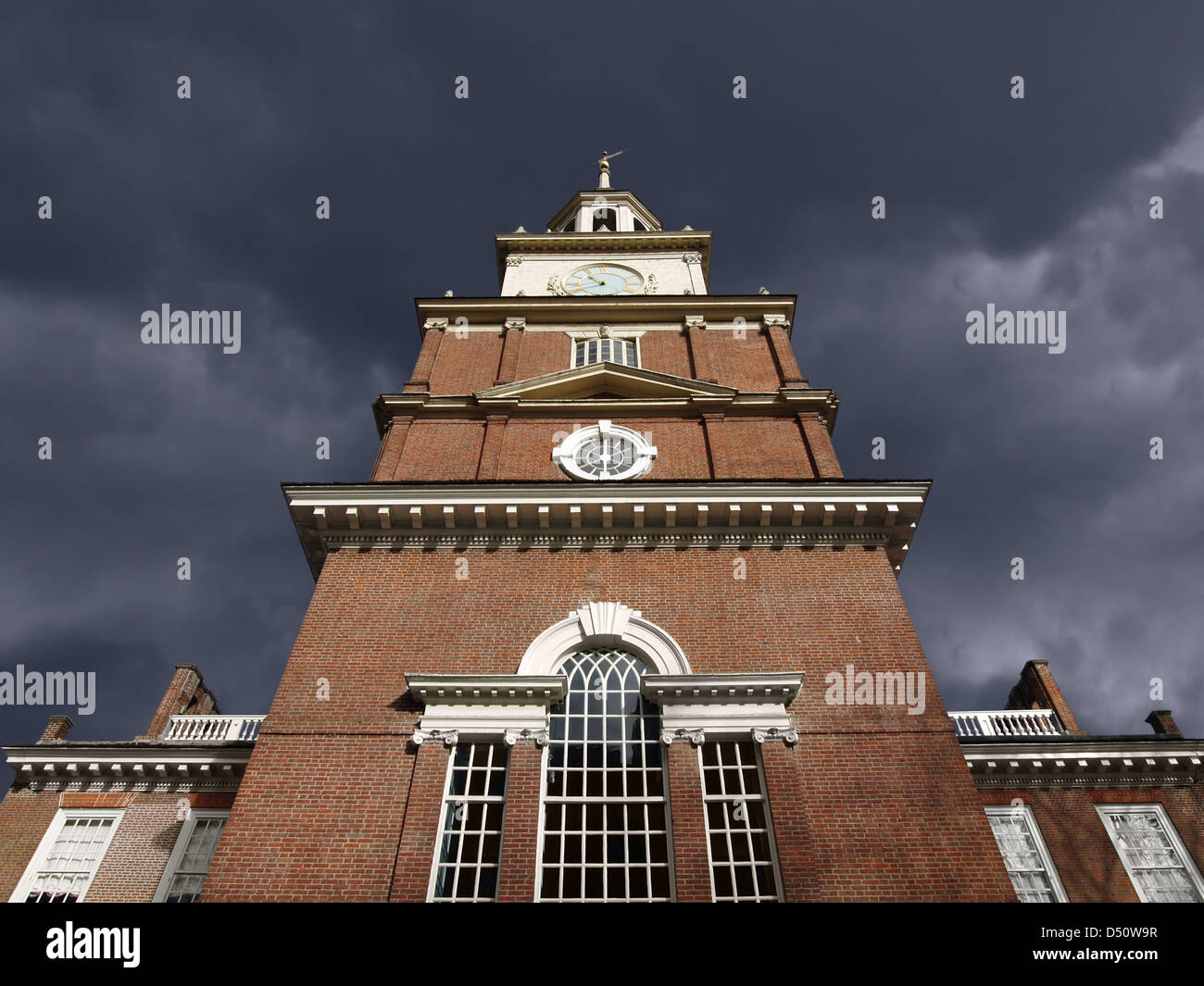Tour de l'horloge en brique avec dark storm sky au parc national historique de l'Independence Hall de Philadelphie. Banque D'Images