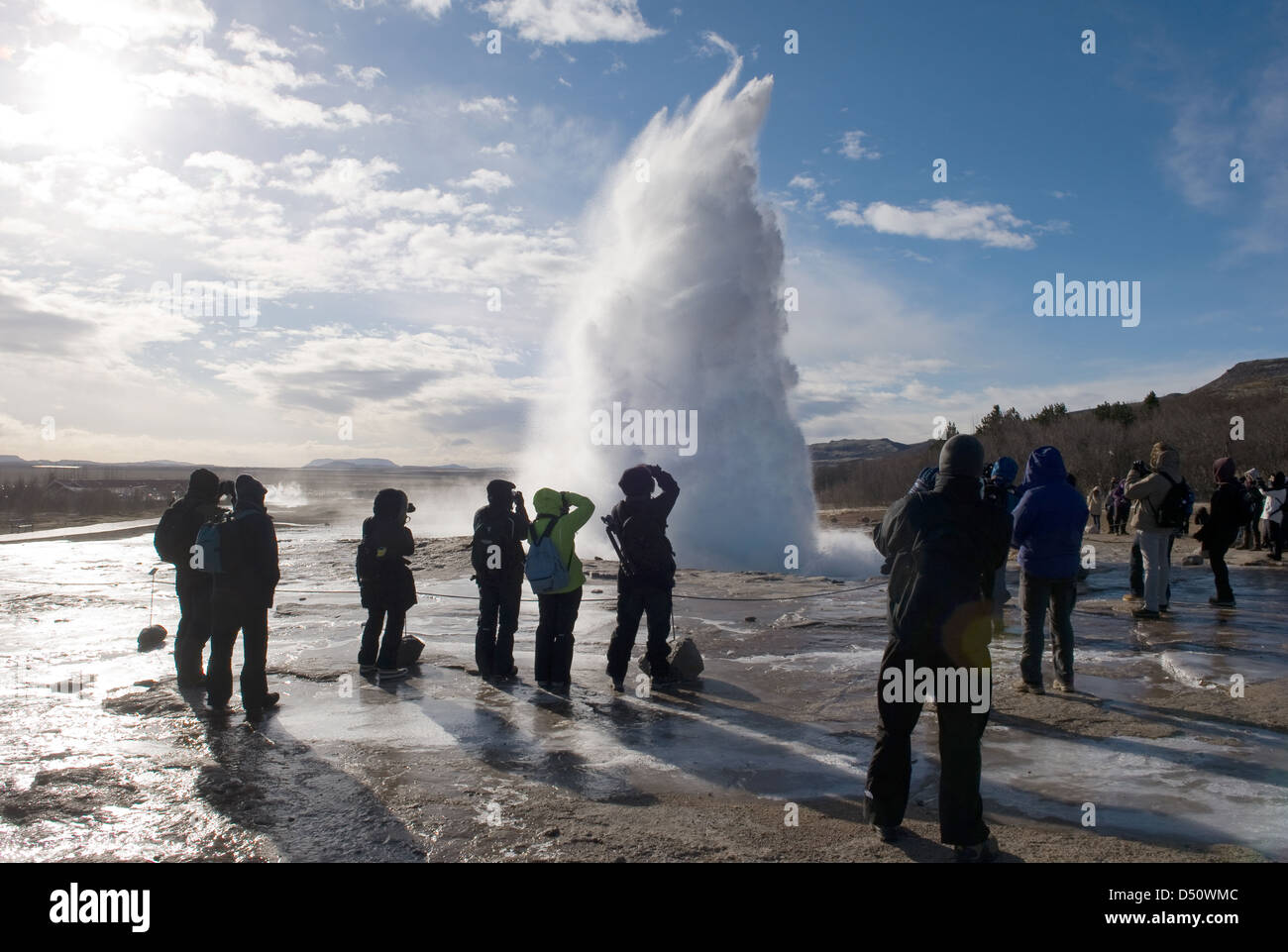 Le Strokkur geyser en éruption en Islande est bien que les touristes sont à la recherche Banque D'Images