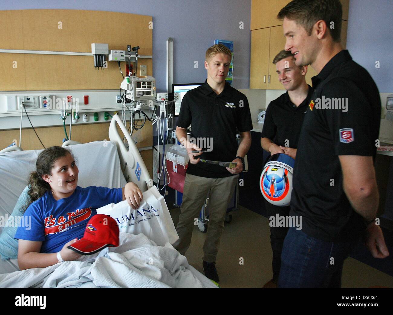 Le 21 mars 2013 - Saint Petersburg, Floride, États-Unis - SCOTT KEELER | fois.1. De gauche à droite : Tous les patients de l'Hôpital pour enfants Alissa Bradley, 11, Sarasota, a obtenu une visite vendredi de conducteurs de voiture de course de Spencer Pigot, 19, Orlando, Petri Suvanto, 20, Clearwater, et Ryan Hunter-Reay, 23, Ft. Lauderdale. Les pilotes participera à la prochaine Grand Prix Honda de Saint-Pétersbourg, du 22 au 24 mars. Les pilotes a visité des patients à l'hôpital et distribué des courses pour enfants, caps, a signé des autographes et posé pour des photos. (Crédit Image : © Scott Keeler/Tampa Bay Times/ZUMAPRESS.com) Banque D'Images