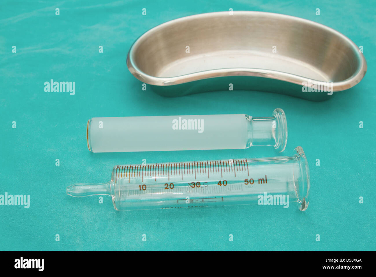 Seringue en verre dans le bassin d'alimentation du tube stérile pour l'alimentation Banque D'Images