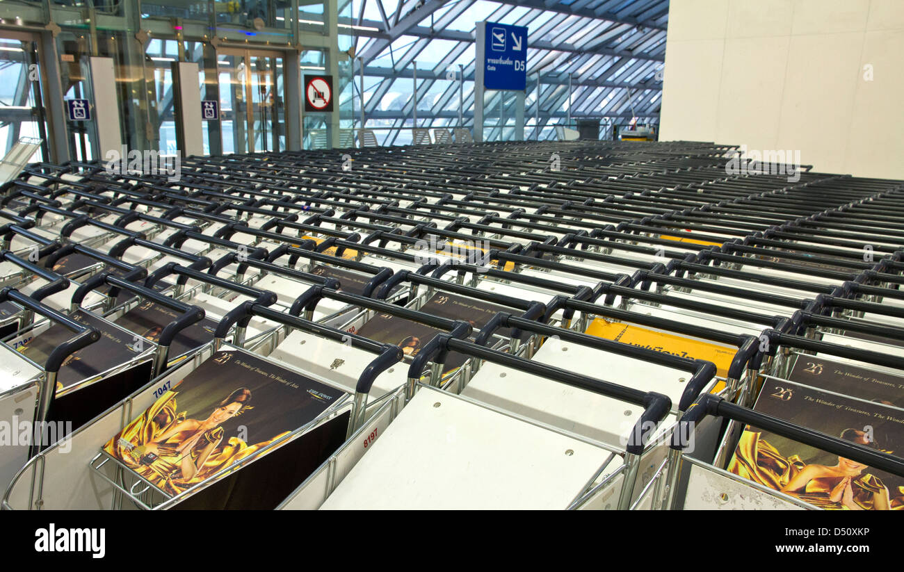 Chariots à l'aéroport de Bangkok, Suvarnabhumi, Banque D'Images