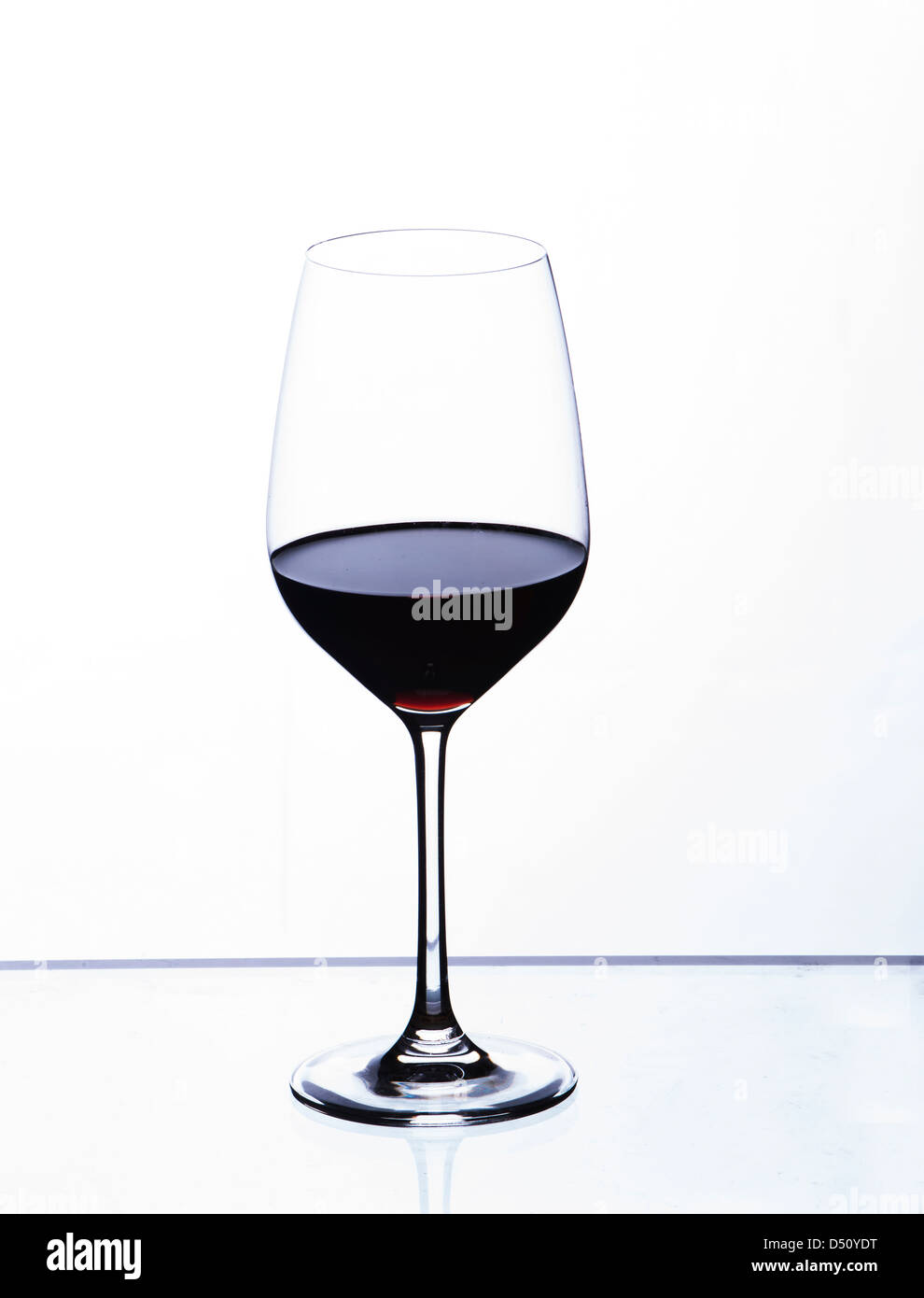 Un verre de vin rouge, fond blanc Banque D'Images