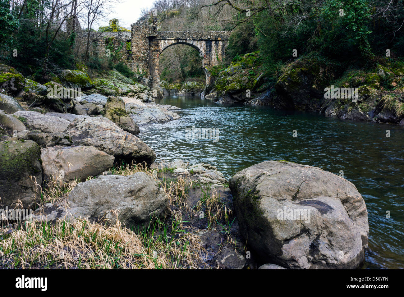 Le Pont du Diable à travers l'Ariège, Pyrénées françaises, France Banque D'Images