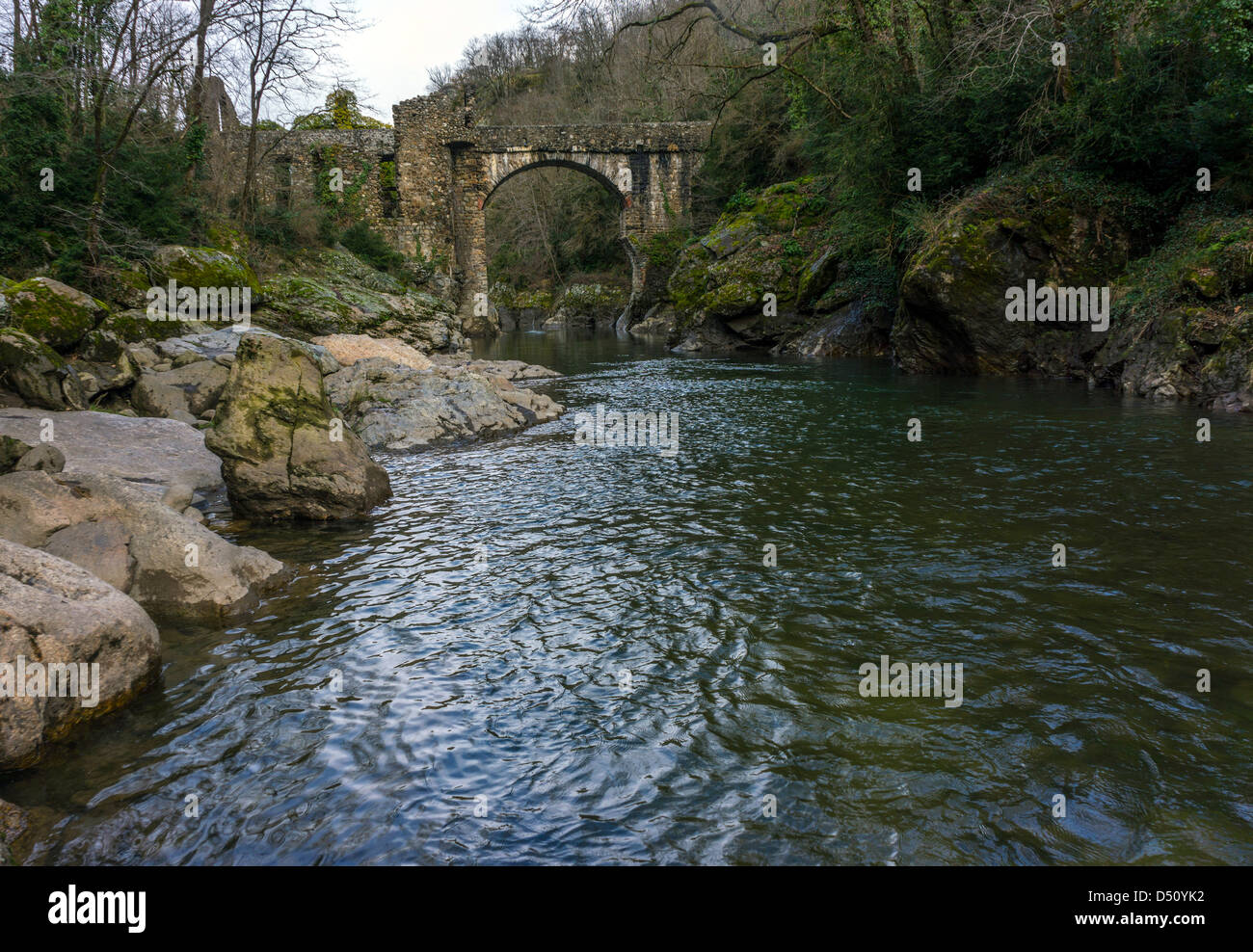 Le Pont du Diable à travers l'Ariège, Pyrénées françaises, France Banque D'Images