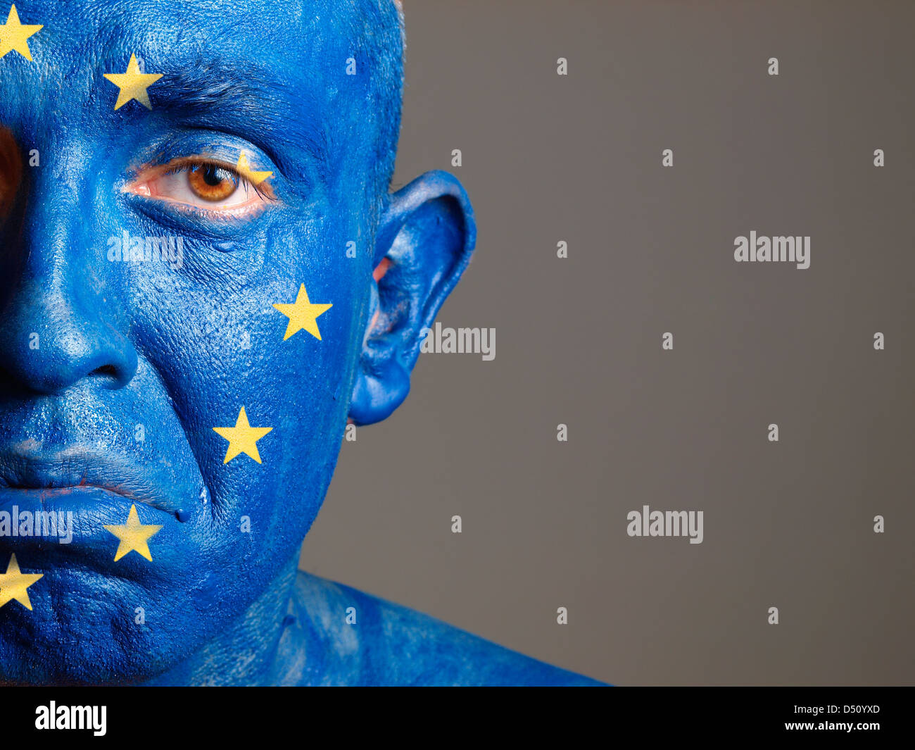 L'homme avec son visage peint avec le drapeau de l'Union européenne. L'homme est triste et composition photographique ne laisse que la moitié de la f Banque D'Images