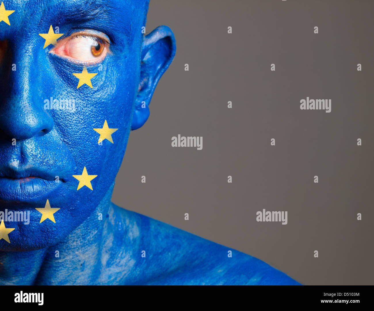 L'homme avec son visage peint avec le drapeau de l'Union européenne. L'homme est de regarder sur le côté et composition photographique ne laisse que hal Banque D'Images
